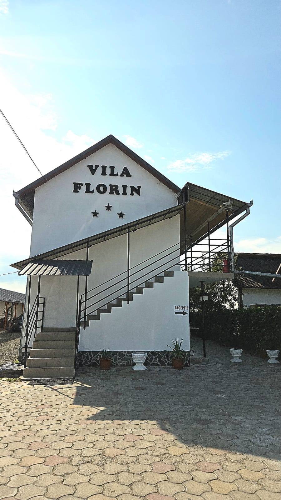 Curtea elegantă Vila Florin